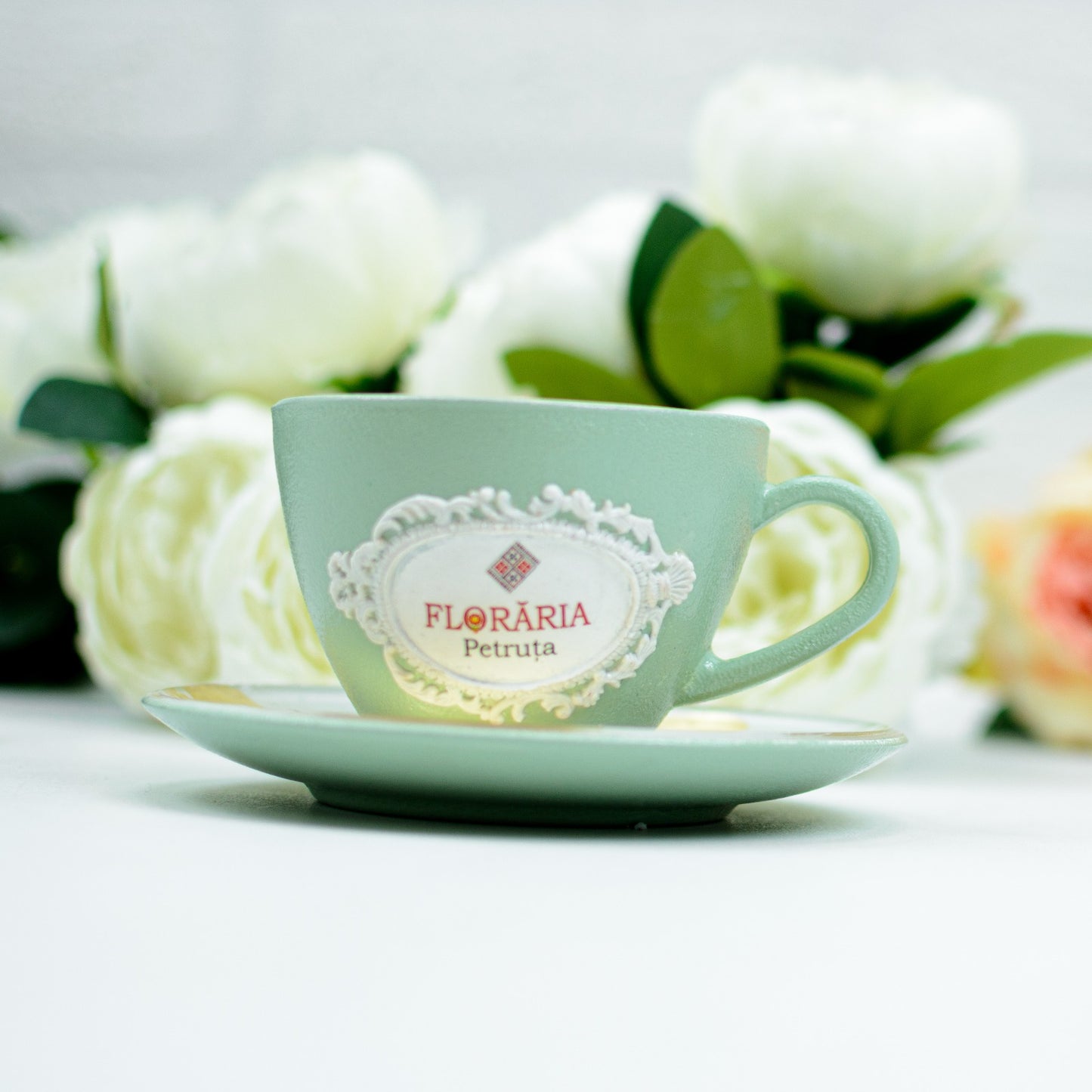 Cană verde fistic cu Farfuriuță Decorată cu Foiță aurie și flori – Cadou ideal RoHandWork