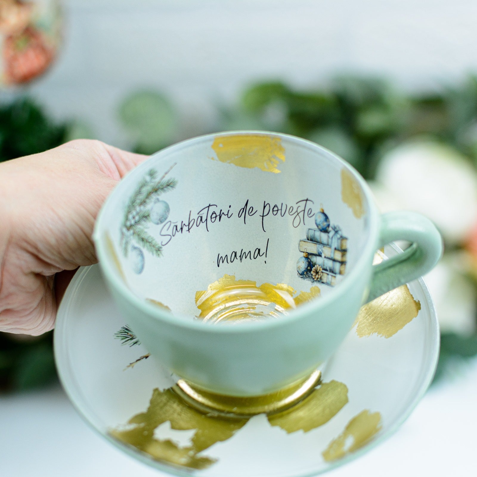 Cană din Sticlă Decorată cu Foiță de Aur și Motive de Crăciun – Cadou Special pentru Mama RoHandWork