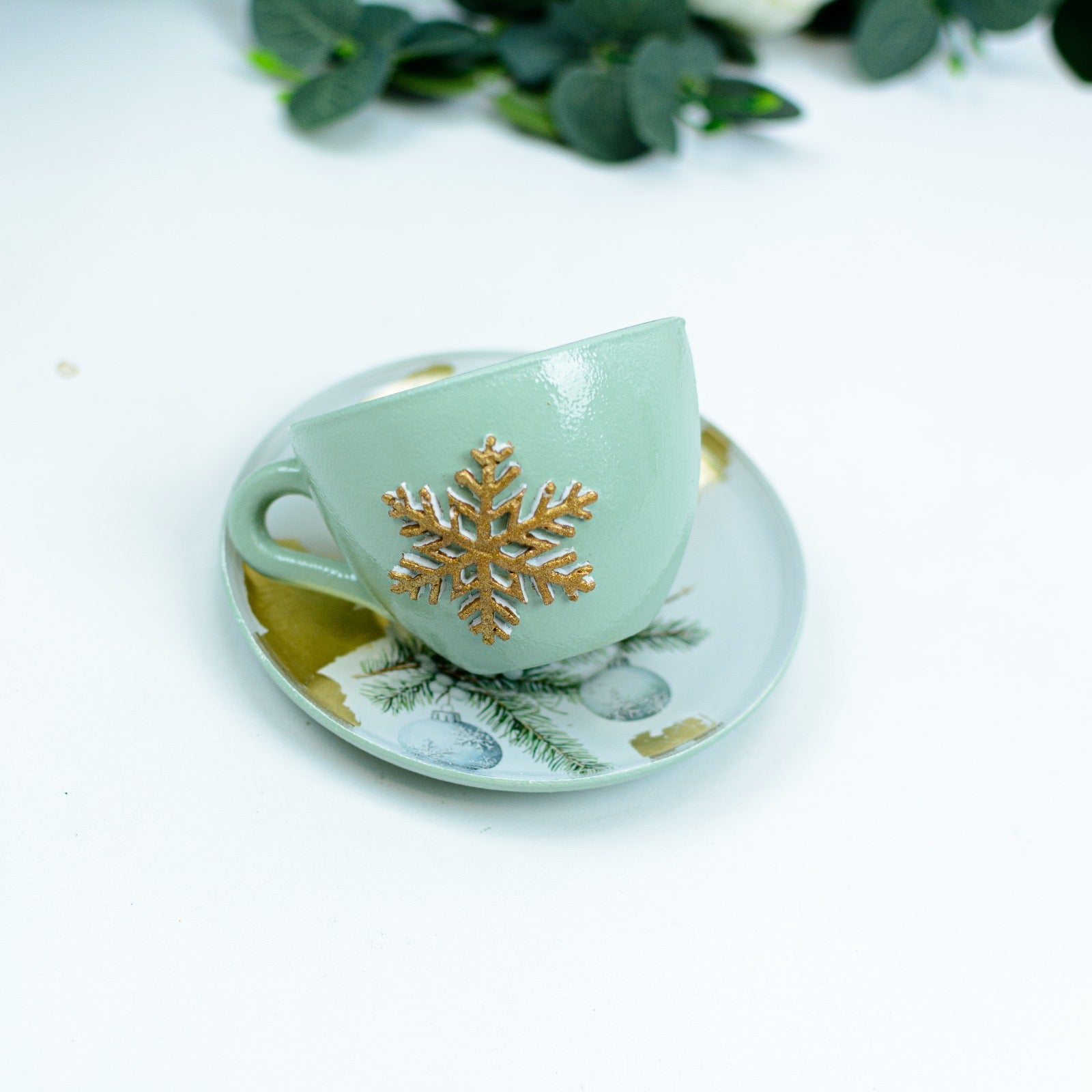 Cană din Sticlă Decorată cu Foiță de Aur și Motive de Crăciun – Cadou Special pentru Mama RoHandWork