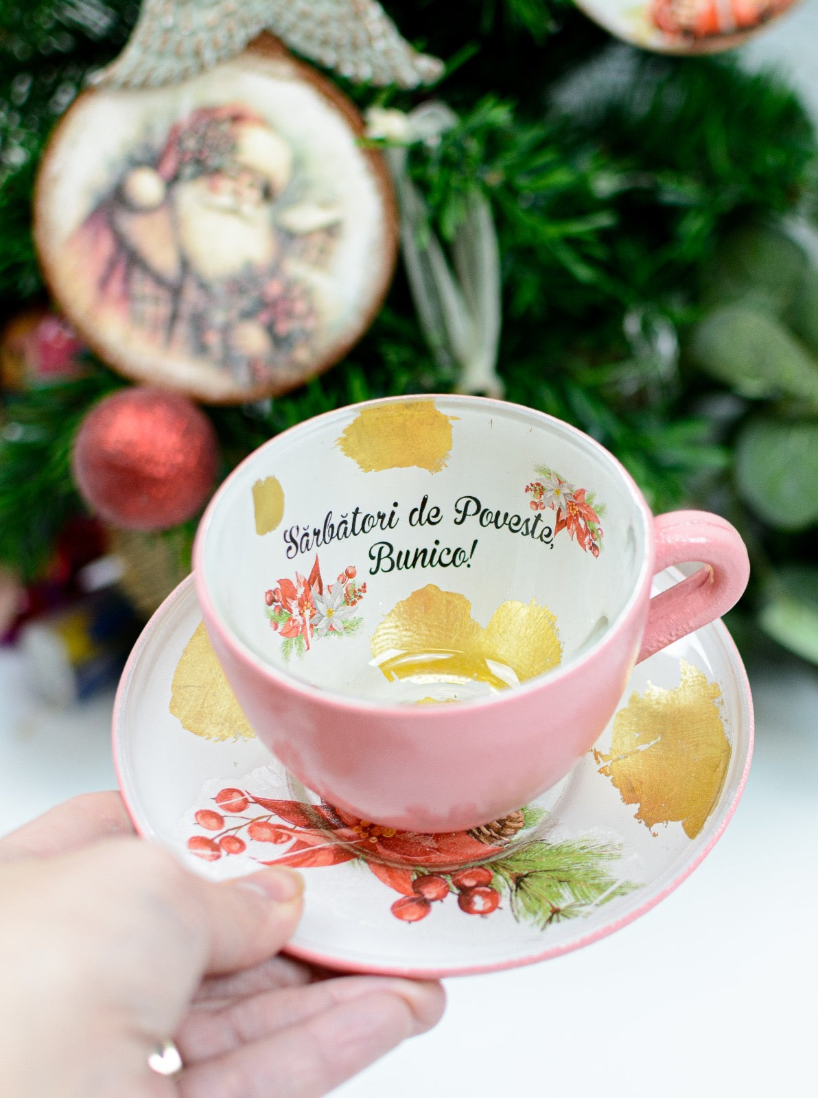 Cană pentru Bunici – Decorată cu Foiță de  Aur și Detalii de Crăciun - RoHandWork