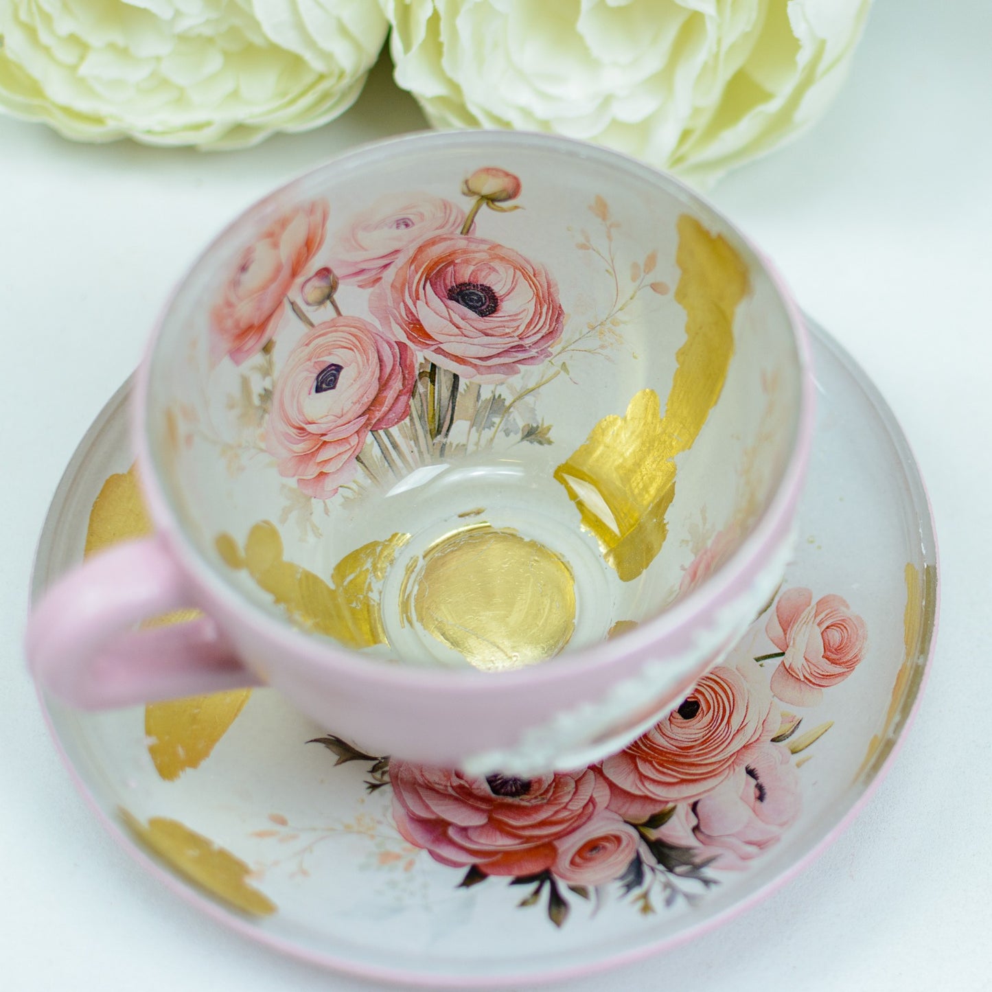 Cană cu Farfuriuță Decorată cu Foiță Aurie și flori roz – Cadou ideal. Produs handmade personalizabil Rohandwork