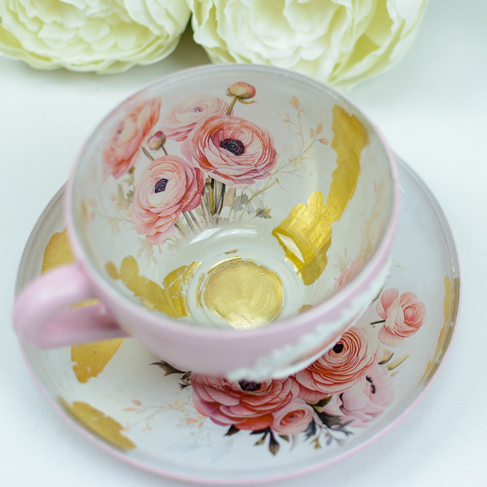 Cană cu Farfuriuță Decorată cu Foiță Aurie și flori roz – Cadou ideal. Produs handmade personalizabil Rohandwork