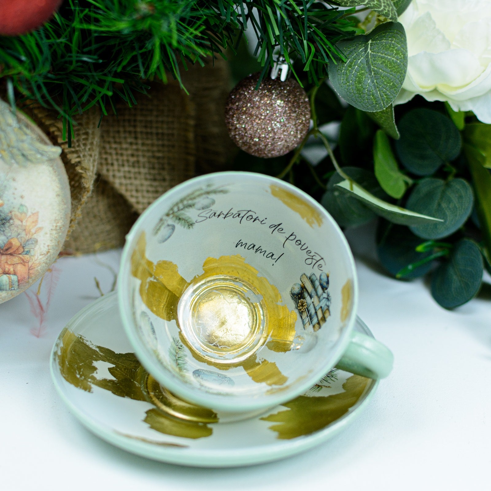 Cană din Sticlă Decorată cu Foiță de Aur și Motive de Crăciun – Cadou Special pentru Mama RoHandWork