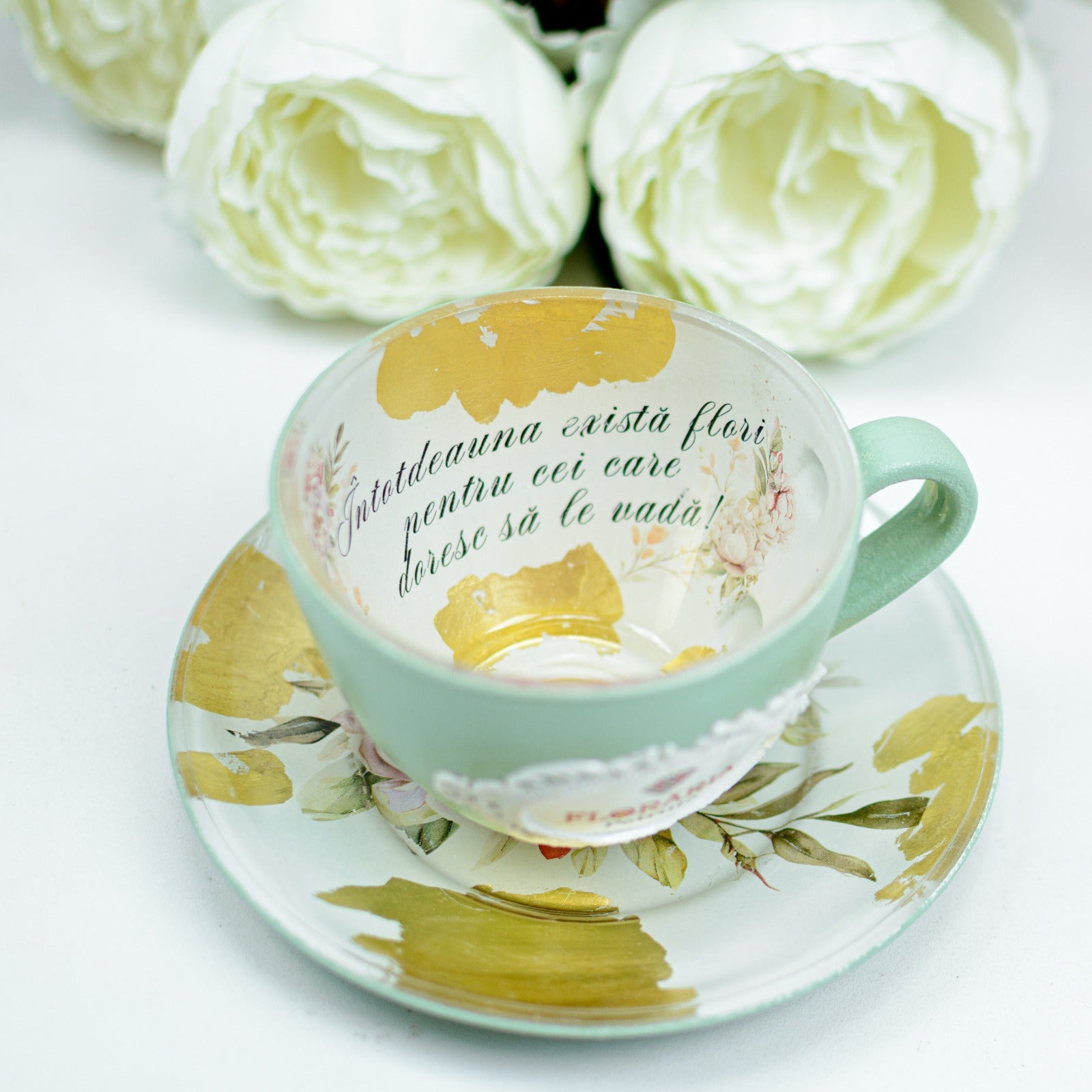 Cană verde fistic cu Farfuriuță Decorată cu Foiță aurie  și flori  – Cadou ideal. Produs personalizabil rohandwork