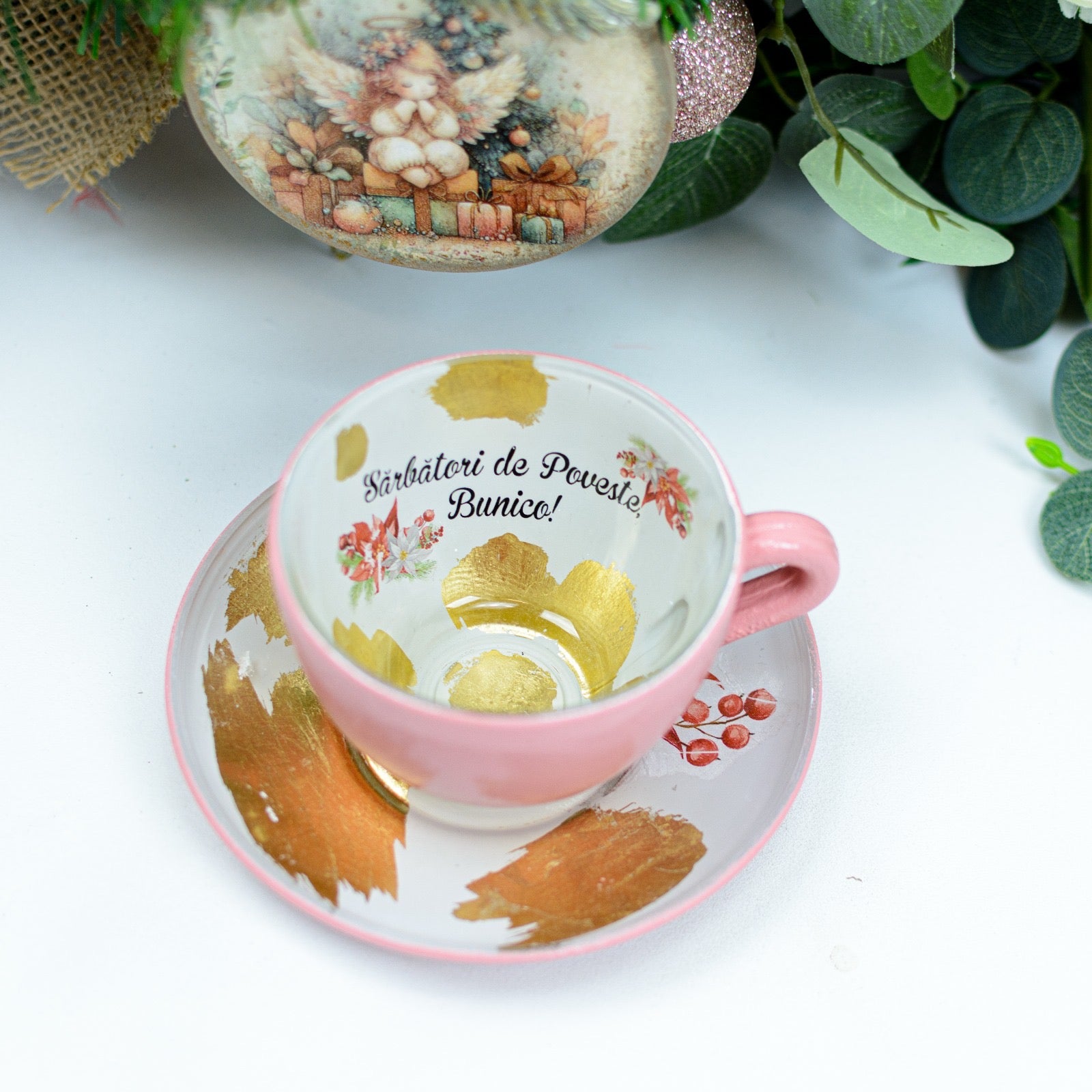 Cadou elegant pentru bunici – cană cu motive de Crăciun și decor auriu.