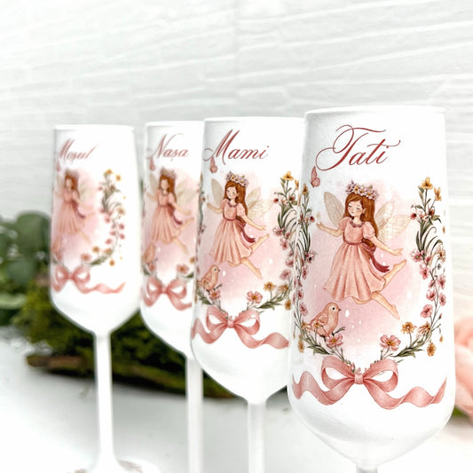Detaliu pahar personalizat botez Zână cu flori roz RoHandWork
