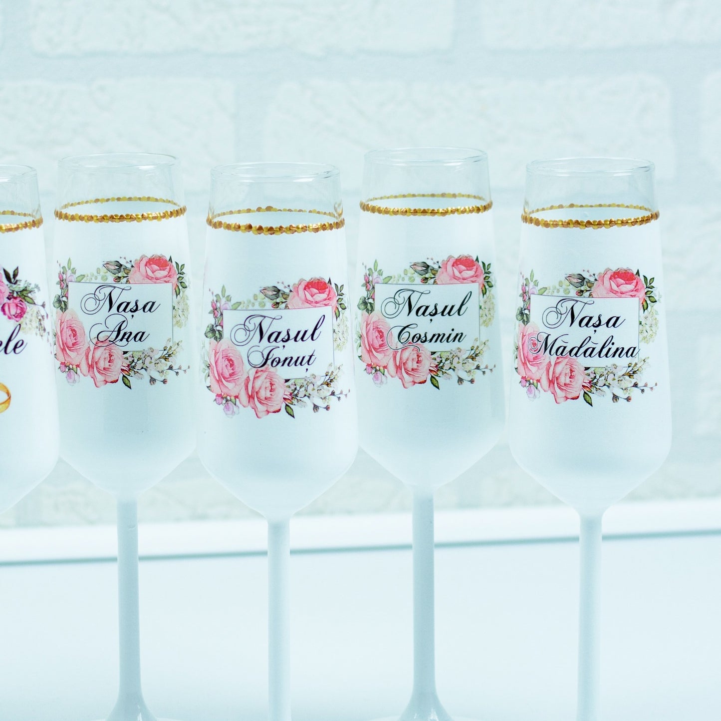 Pahare elegante de nuntă, cu accente rose, perfecte pentru miri