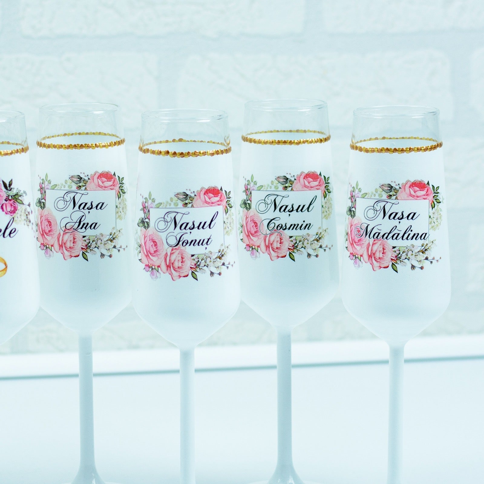 Pahare elegante de nuntă, cu accente rose, perfecte pentru miri