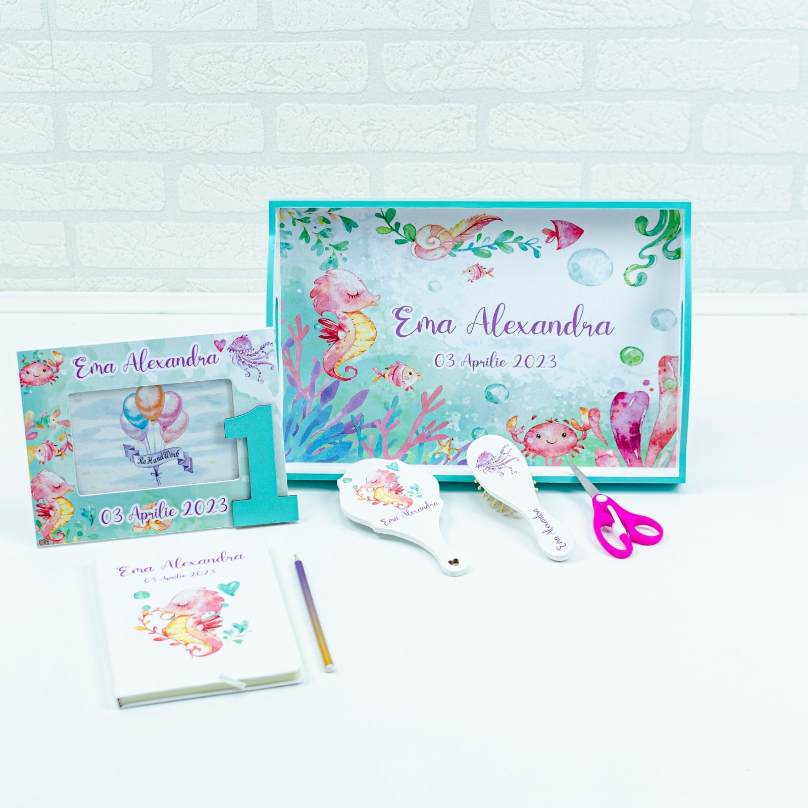 Celebrează tradiția cu un set personalizat pentru tăierea moțului!