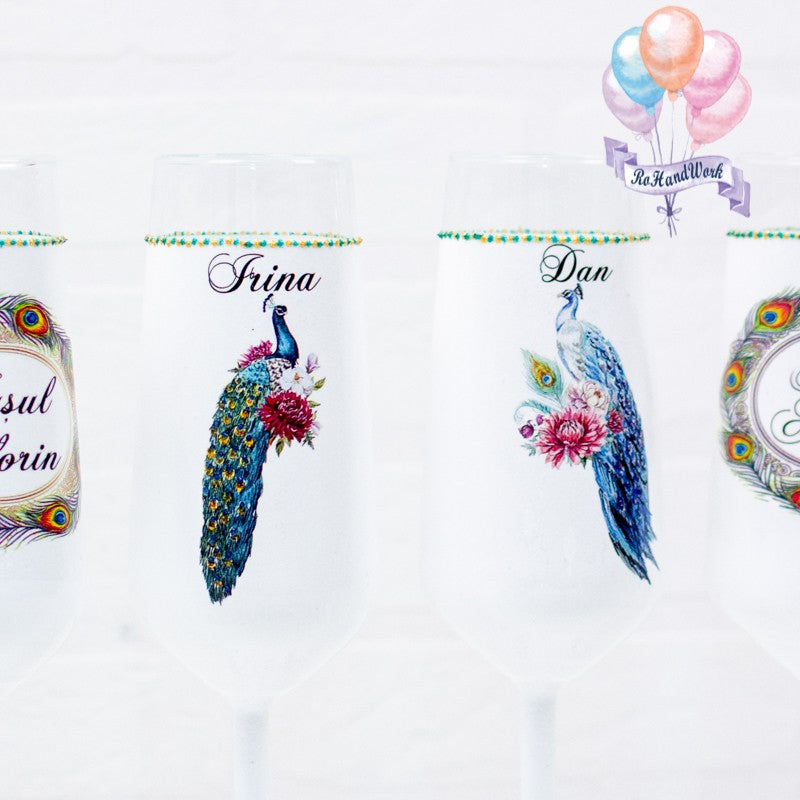 Set de pahare pentru nuntă, decorate manual cu tema păun, ideale pentru miri și nași