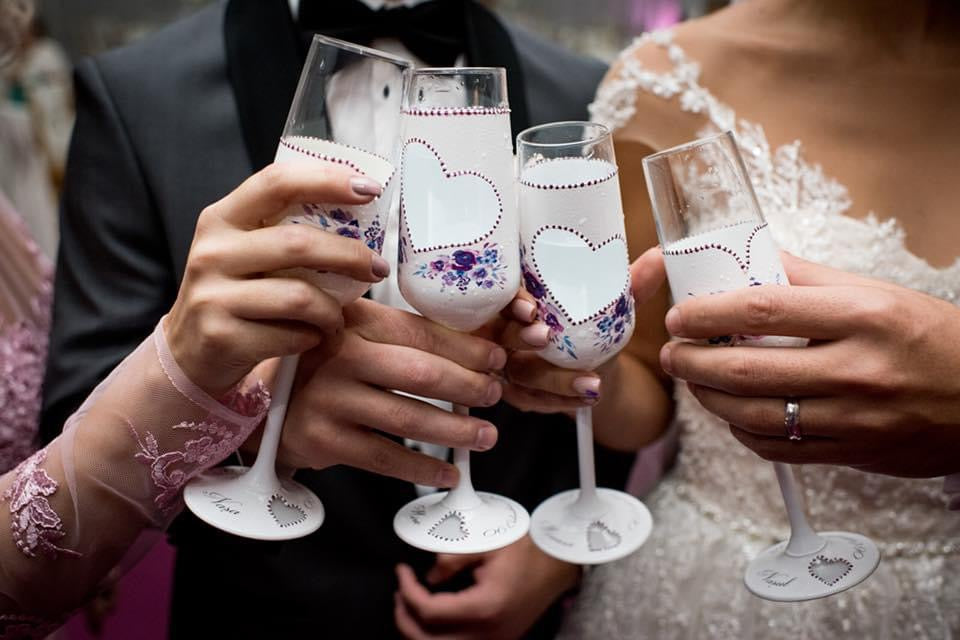 Cum să Alegi Paharele pentru Nuntă: Eleganță, Calitate și Personalizare de la RoHandWork