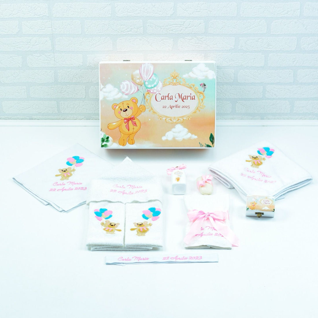 Trusou personalizat cu ursuleț și baloane, textile brodate și cutie asortată