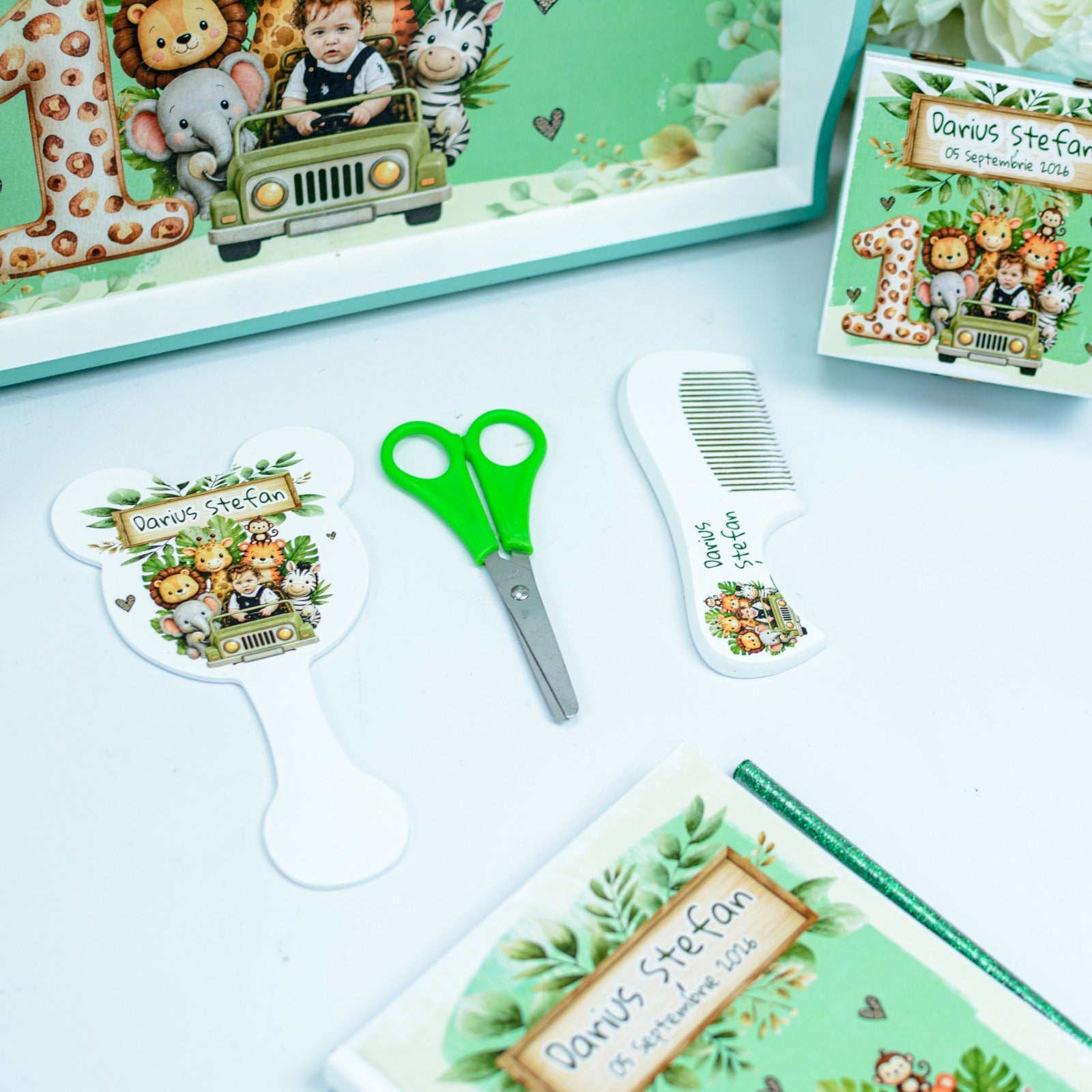 Set Moț Personalizat animăluțe în mașină jungle  – Tavă pentru Tăierea Moțului Băiețel RoHandWork