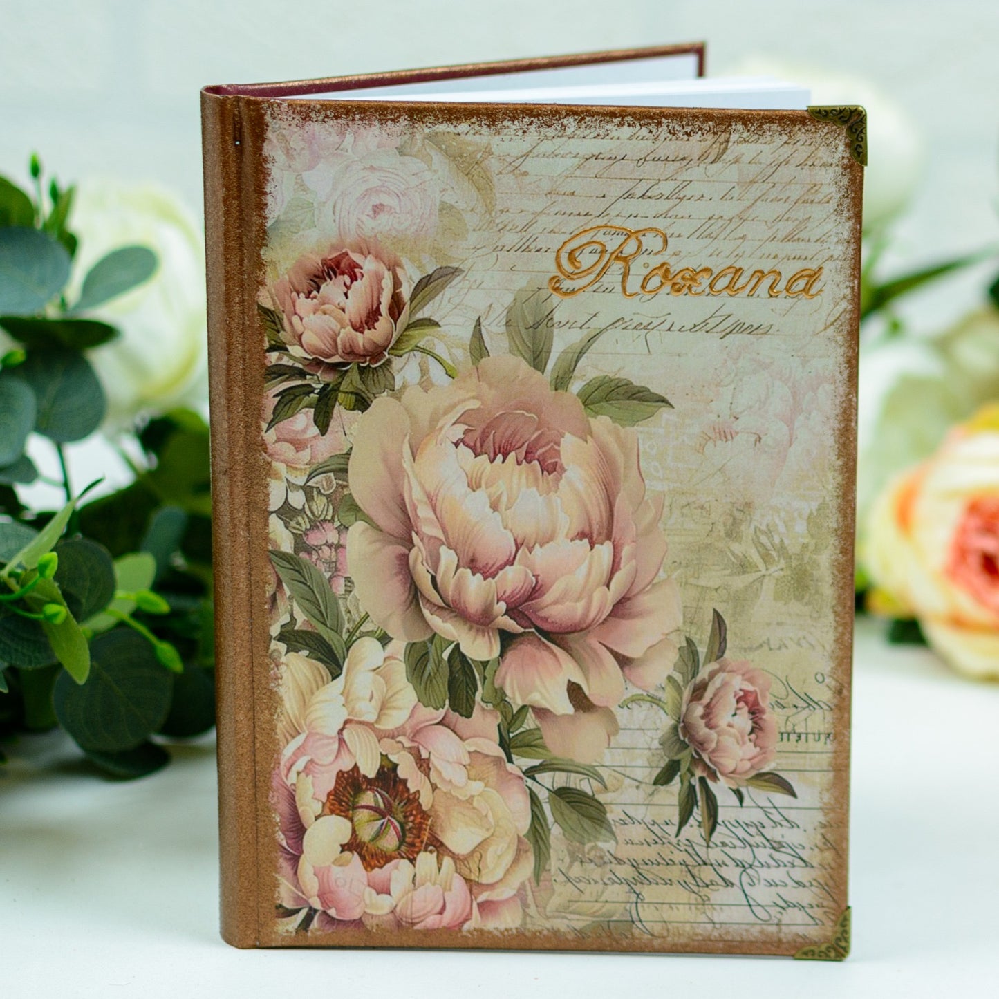 Agenda personalizată cu design floral de bujori, ideală pentru cadouri speciale. Produs handmade disponibil pe Rohandwork.