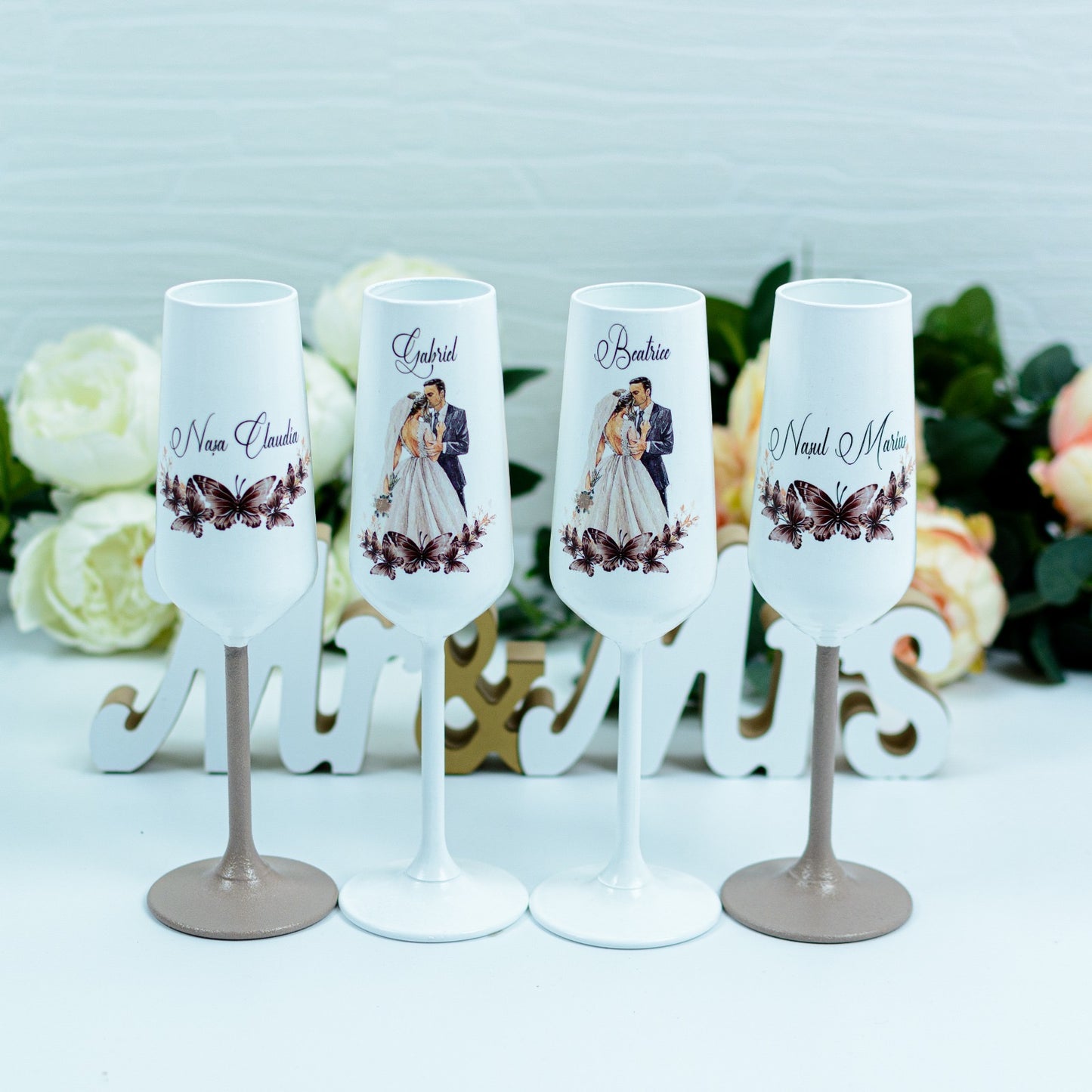 Set pahare nunta personalizat manual cu  fluturi si  siluete mocha mousse. Pentru o nuntă de poveste. 