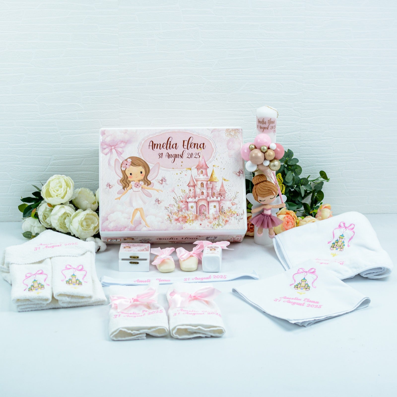 Alege setul de trusou pentru botez personalizat „Zâna la Castel”. Handmade, elegant și personalizat cu numele bebelușului, ideal pentru un botez de poveste.