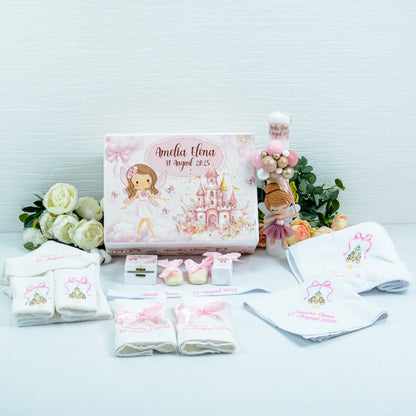 Alege setul de trusou pentru botez personalizat „Zâna la Castel”. Handmade, elegant și personalizat cu numele bebelușului, ideal pentru un botez de poveste.
